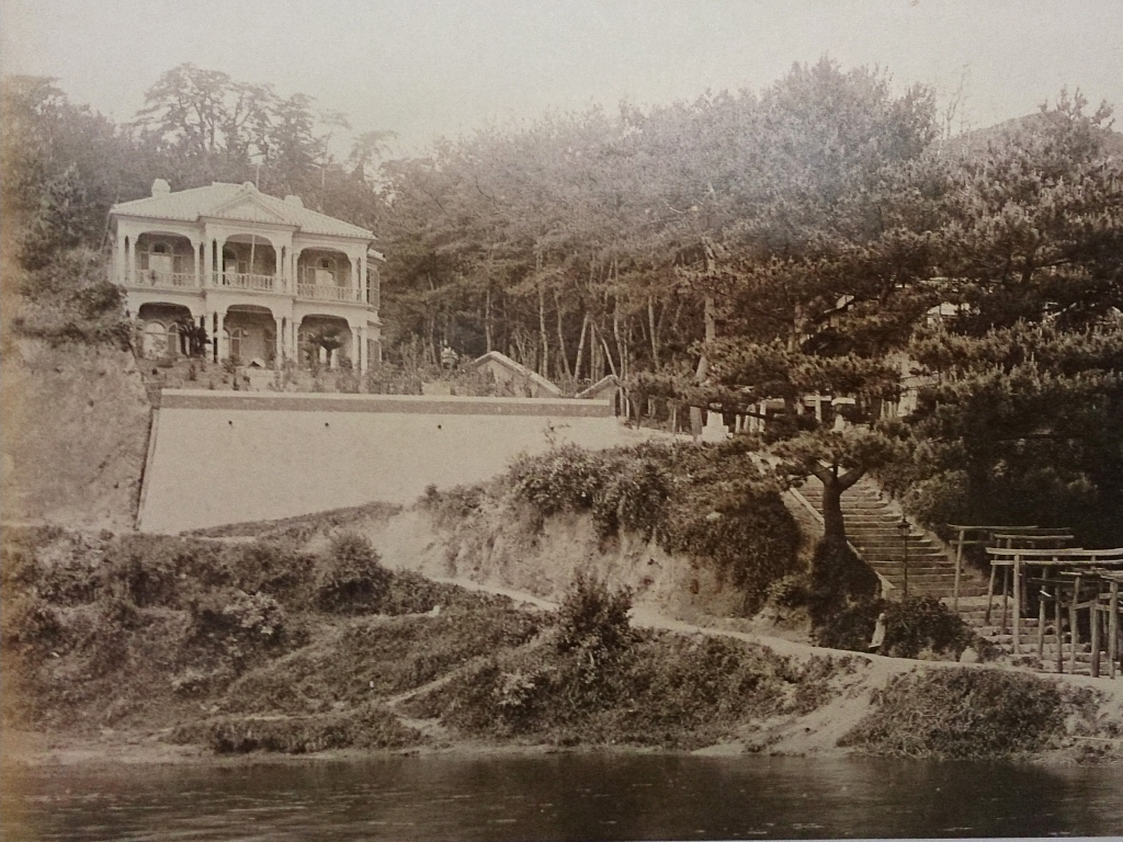 明治後期の諏訪山公園稲荷付近。左側の建物は白い異人館と呼ばれた昭和30年ごろ建築のドイツ人の住宅。