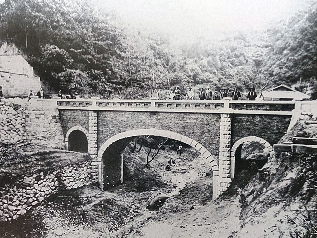 砂子橋●布引の登り口に完成した石造レンガ造りの水路橋。現在も橋の中を水道管が通っている。明治30年。