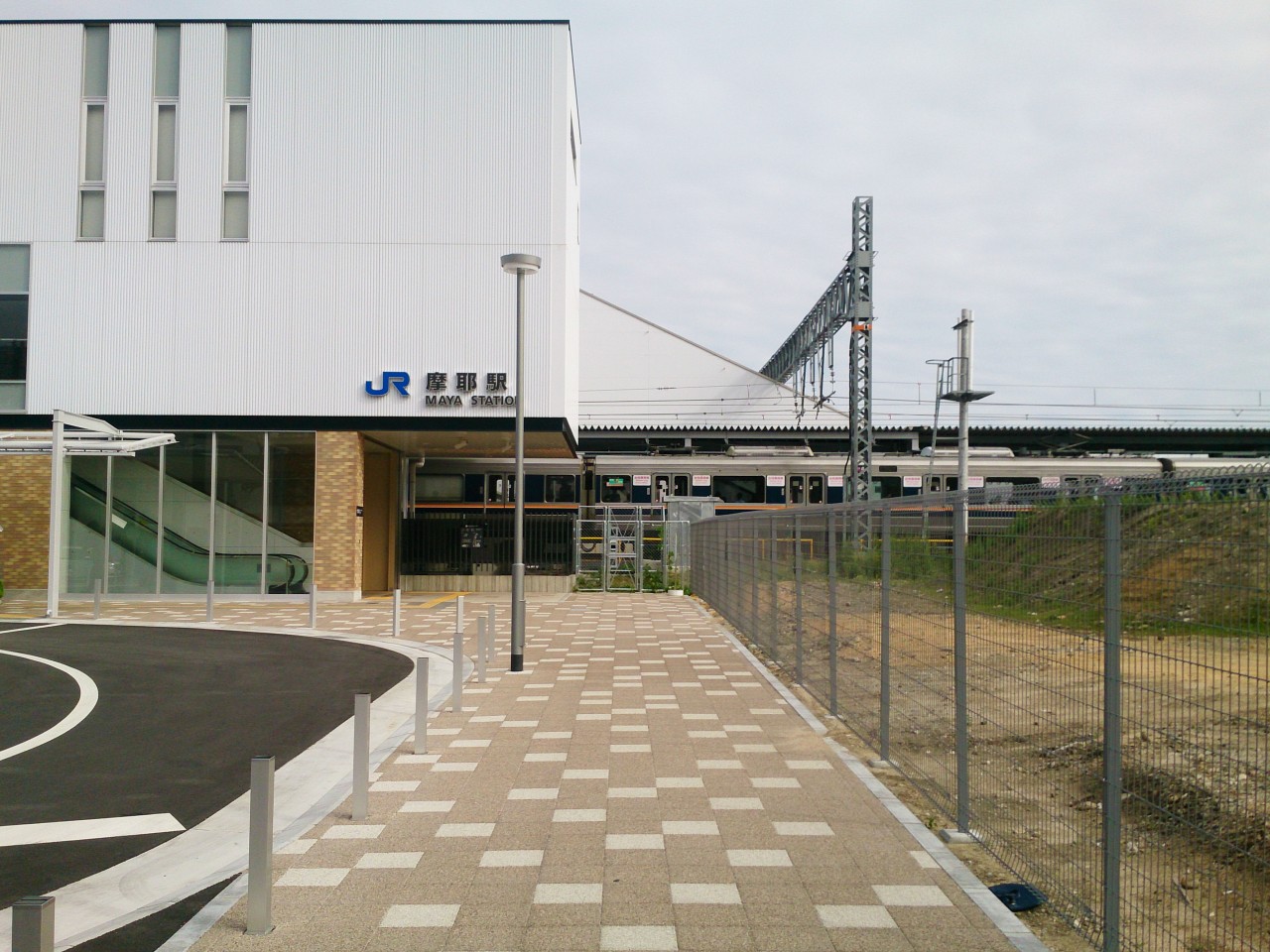 三宮から青木バッティングセンターまで歩いて行く 青木駅は高架化工事中 Hills Behind Kobe